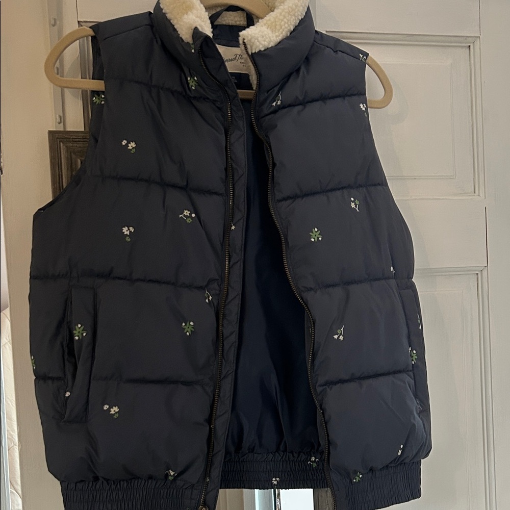 Universal Thread Navy Floral Puffer Vest